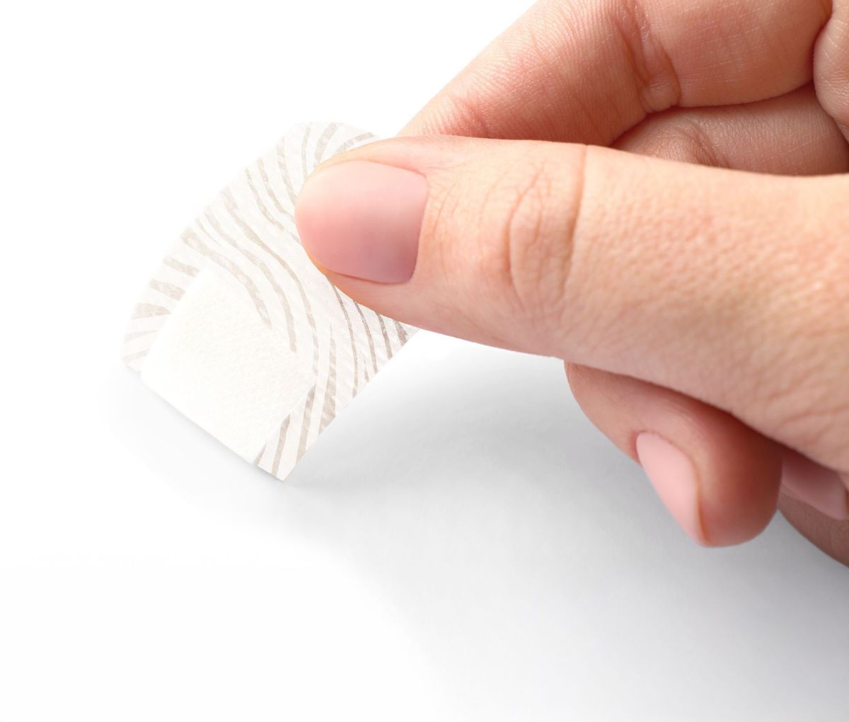 SENSITIVE 矽膠膠布護創貼套裝（12片裝）｜敏感肌專用吸收墊膠布 柔軟低敏 舒適防痛撕除設計、敏感肌創可貼、矽膠膠布、柔膚護創貼、不致敏膠布、防痛撕除膠帶、透氣膠布、低敏創口貼、歐洲醫療用品、